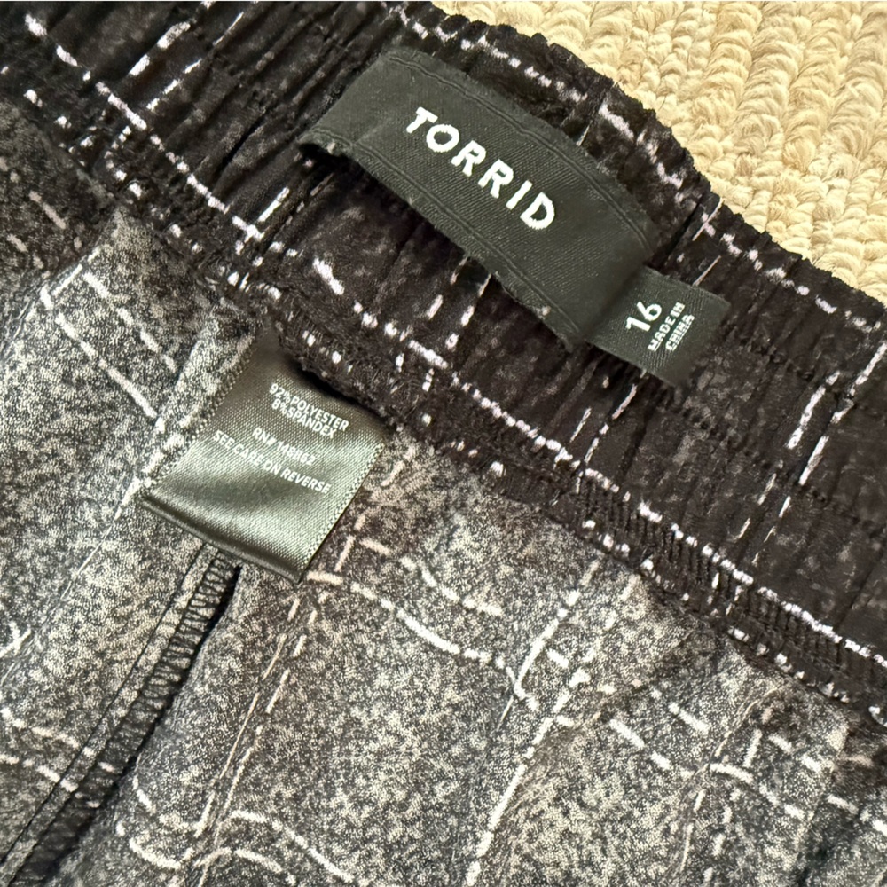 Torrid Black and White Wide Leg Pants - Picture 6 of 8